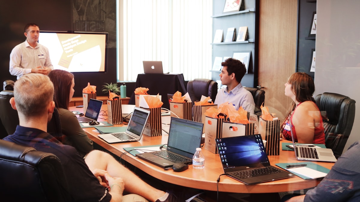 Suasana pertemuan di sebuah startup. Investor kini semakin menuntut kelayakan bisnis sebelum menggelontorkan modal. (foto ilustrasi)